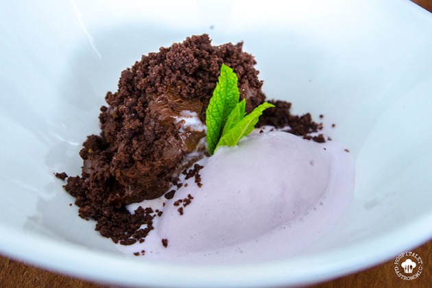 Mouse de chocolate con arenas de chocolate y helado de violeta.
