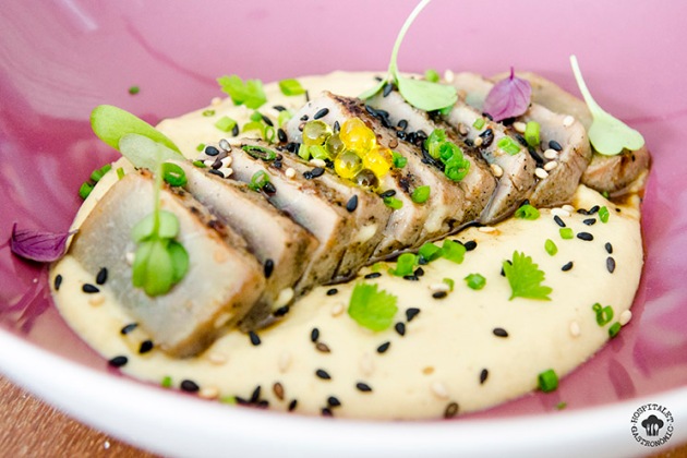 Tataki de atún con humus.